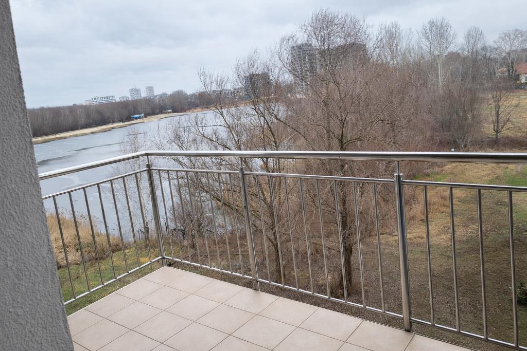 Balkon z widokiem na jezioro i Natura 2000