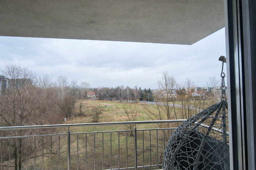 Widok z balkonu na tereny zielone